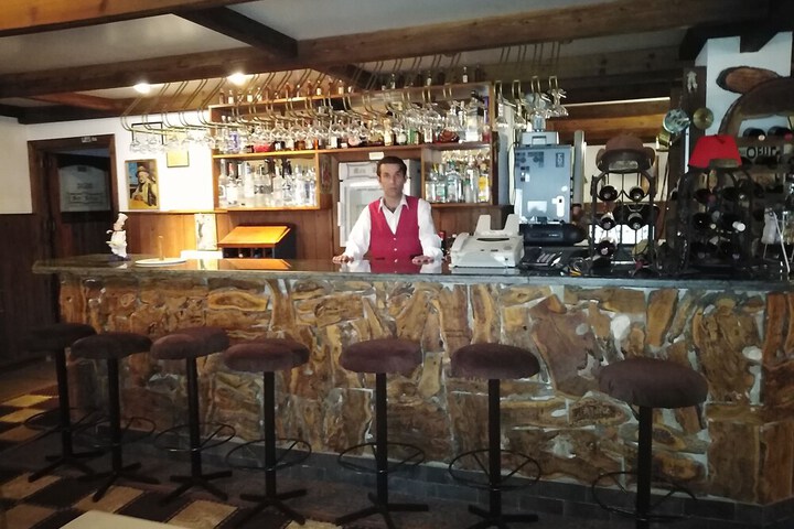Lounge 8 of 10