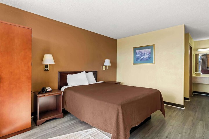 1 King Bed (13 of 13)