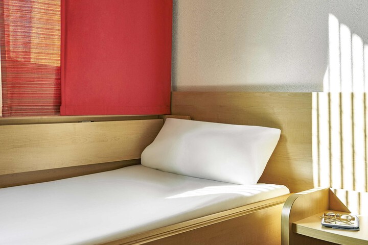 Room 10 of 64