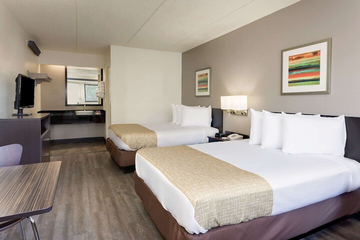 1 Double Bed Accessible Room (2 of 11)