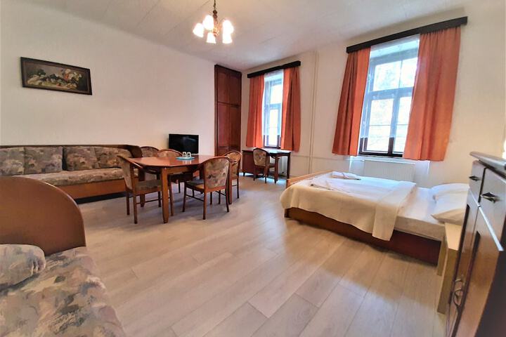 Room 11 of 33