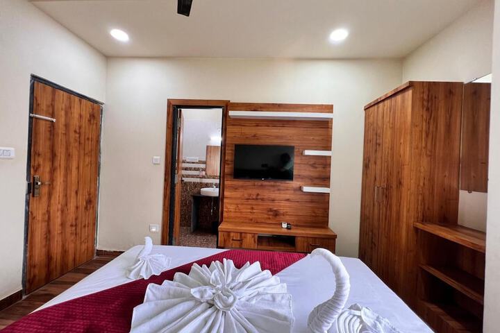 Room 5 of 9