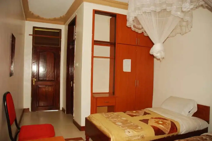 Room 6 of 16