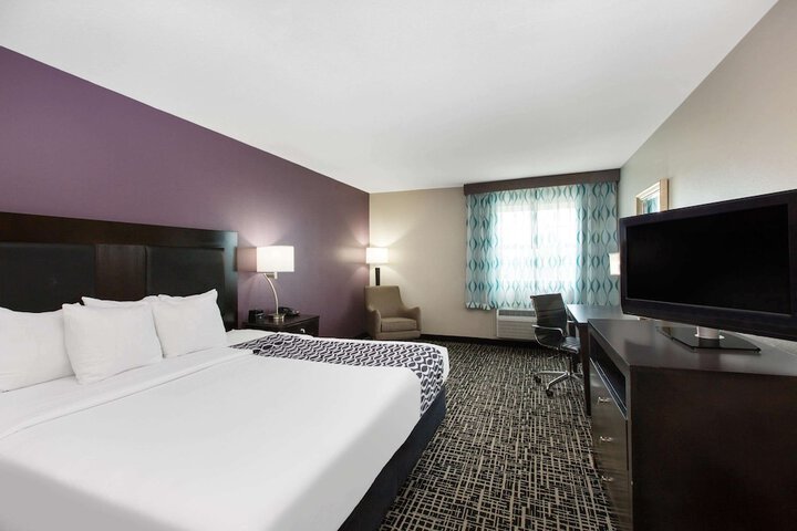 1 King Bed Deluxe Executive Room (1 of 14)