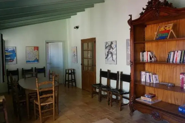 Room 9 of 18