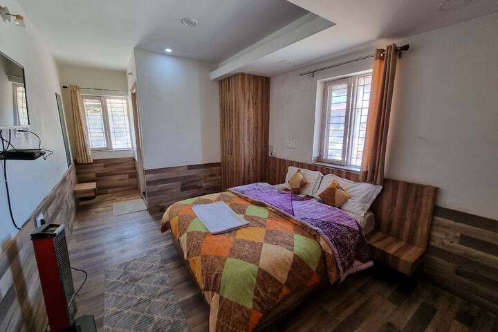 Room 5 of 8