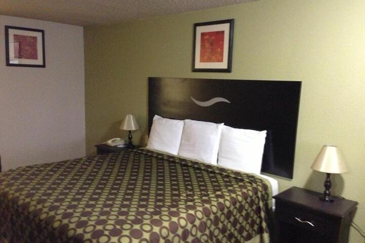 1 King Bed (2 of 4)