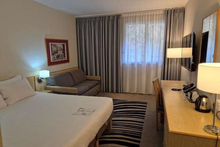 Room 25 of 115