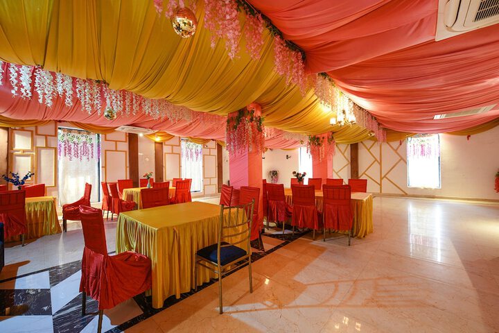 Ballroom/Hall 28 of 30