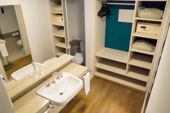 Room 33 of 99