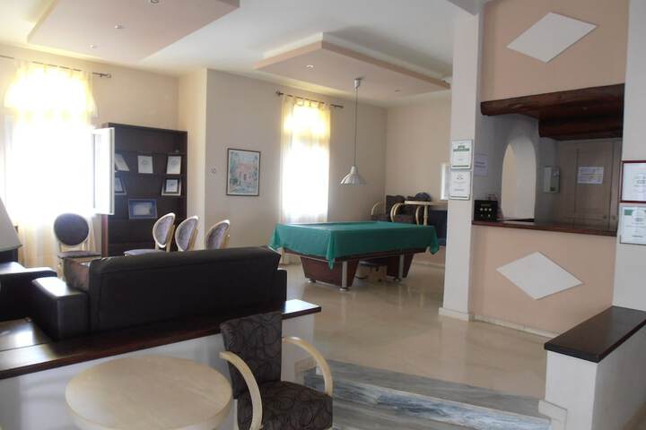 Lounge 42 of 46
