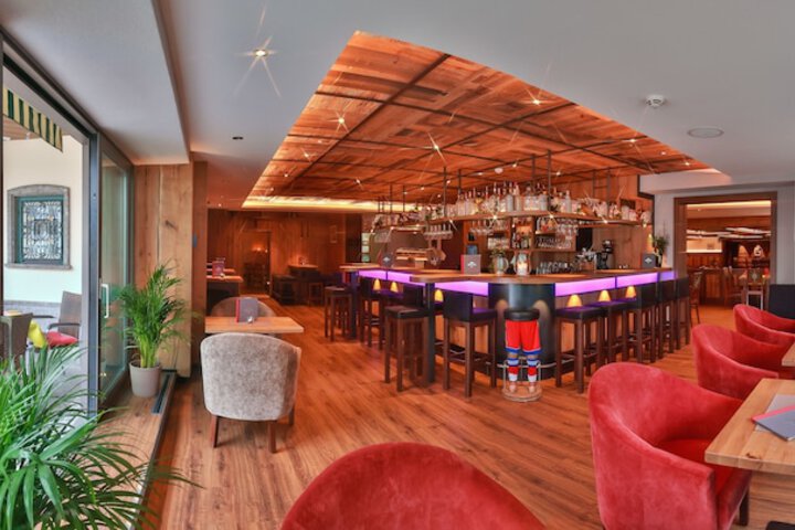 Lounge 47 of 55