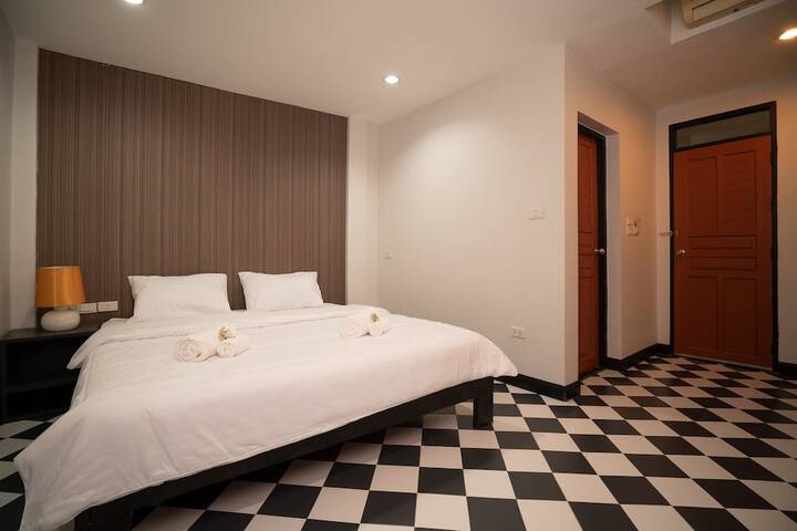 Room 2 of 33