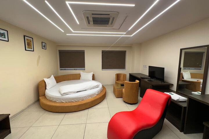 Room 13 of 27