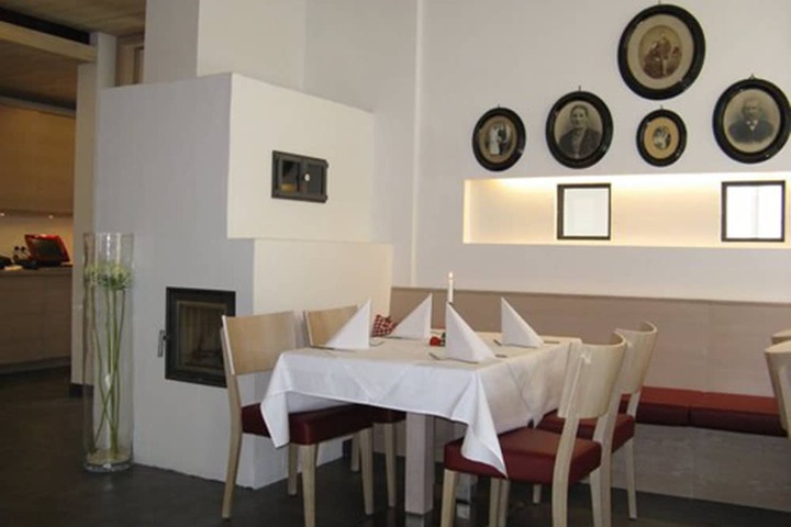 Dining 12 of 15