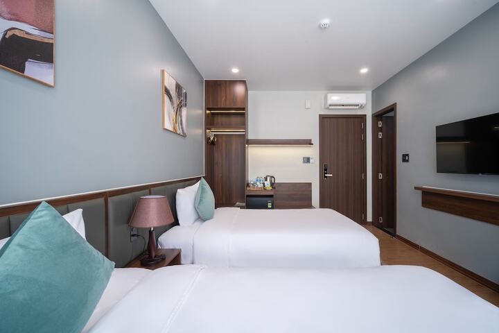 Room 8 of 93