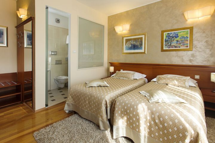 Room 12 of 76