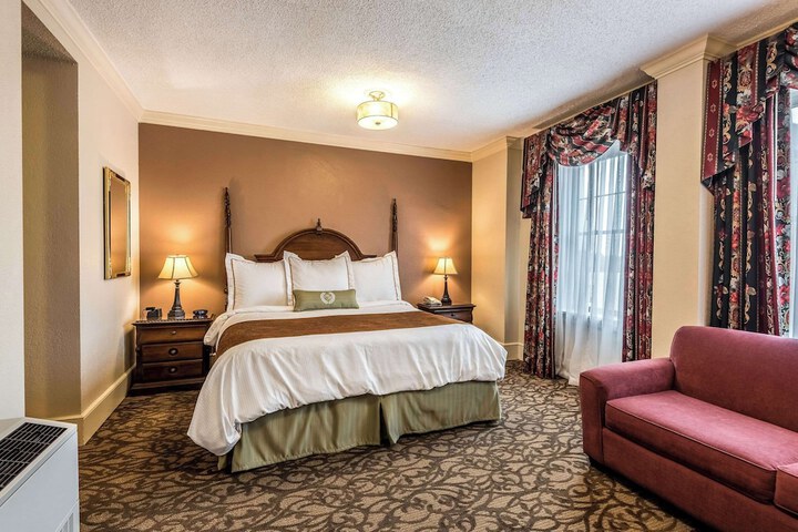 1 King Bed Suite (3 of 15)