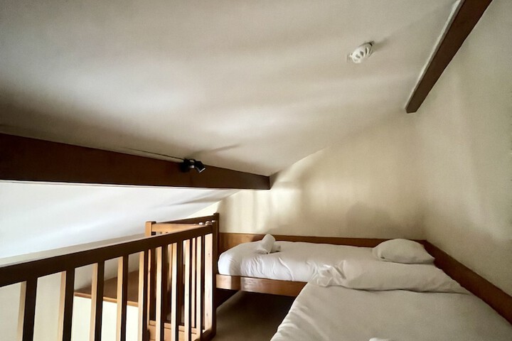 Room 9 of 25