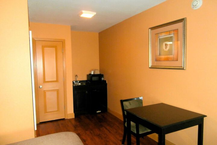 1 King Bed Suite (3 of 6)