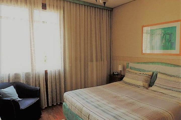 Room 4 of 33