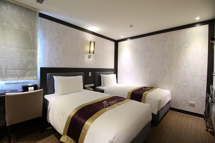 Room 33 of 63