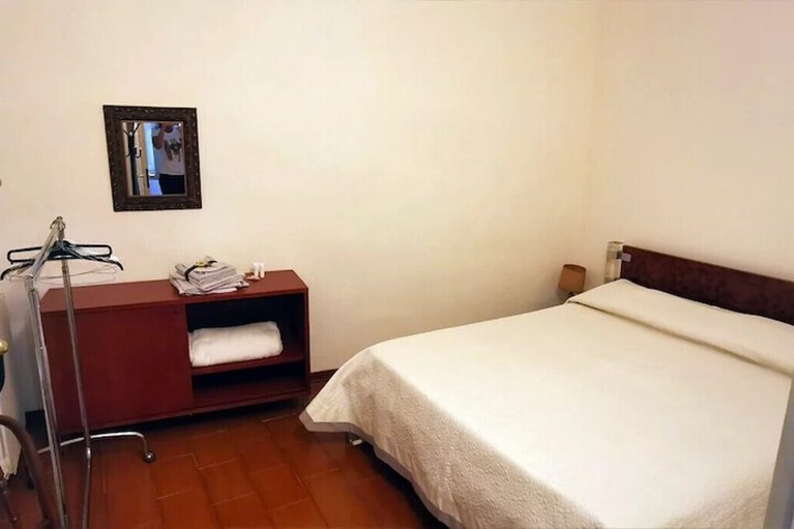 Room 10 of 33