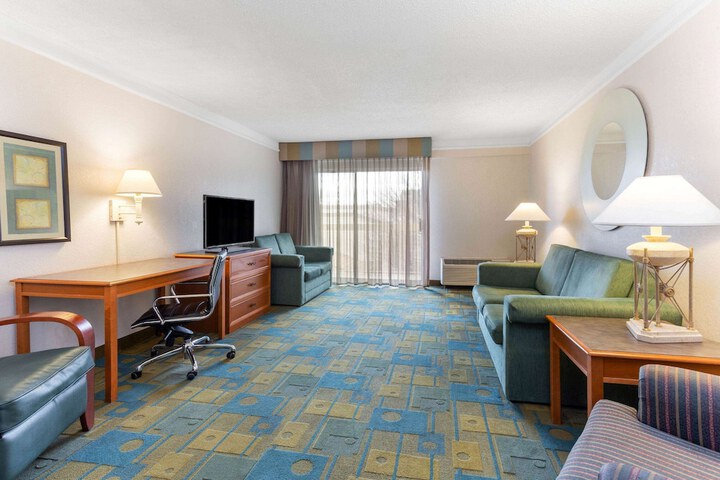 1 King Bed Deluxe Accessible Room Courtyard View (11 of 12)