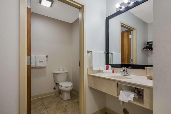 2 Queen Beds Flat Screen Television Microwave and Refrigerator, Continental Breakfast (3 of 18)