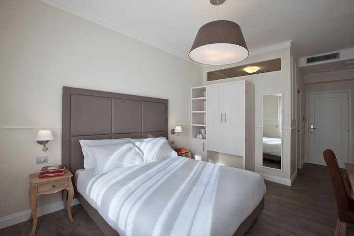 Room 9 of 74