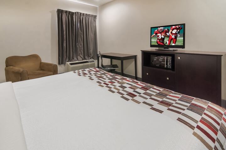 1 King Bed (3 of 13)