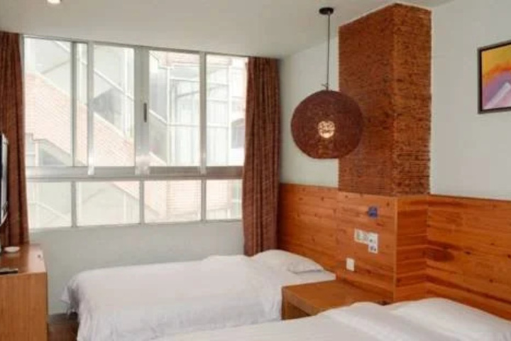 Room 6 of 12
