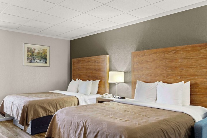 2 Queen Beds (16 of 18)