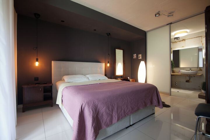Room 15 of 104