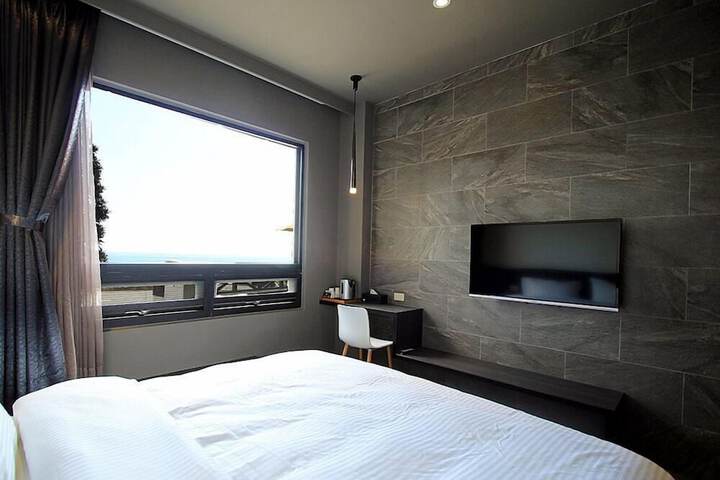 Room 6 of 17