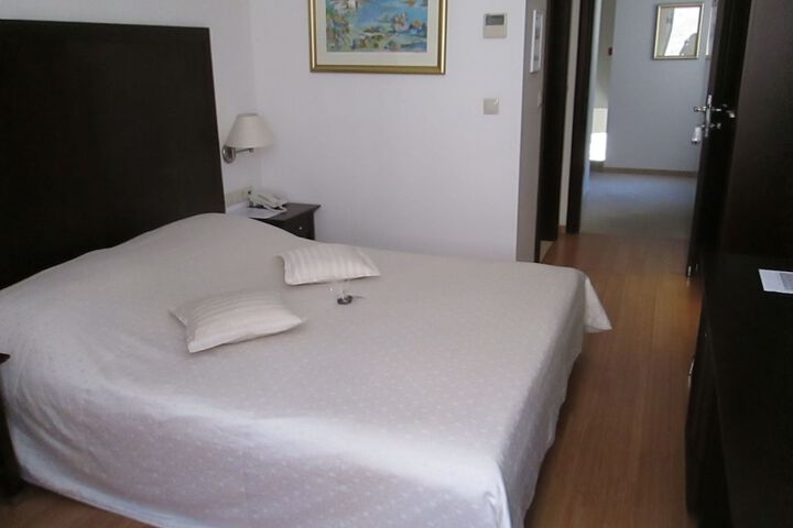 Room 10 of 144