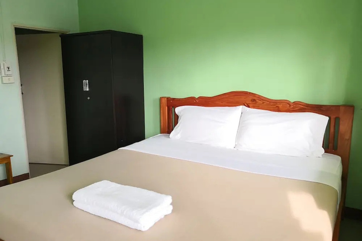 Room 6 of 14