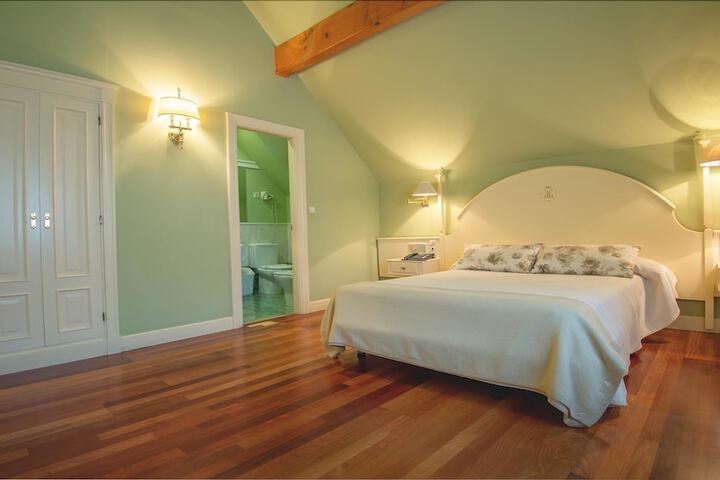 Room 2 of 33