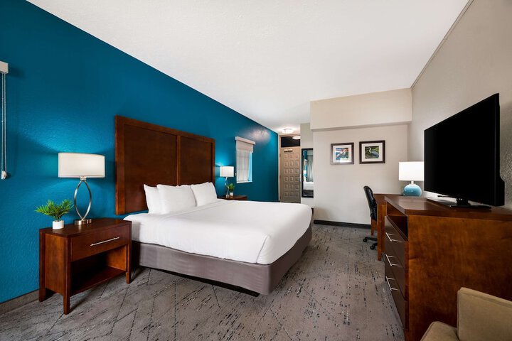 1 King Bed Balcony Microwave and Refrigerator WiFi Full Breakfast (10 of 19)