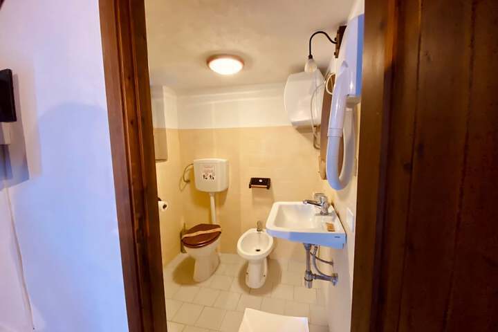 Room 13 of 28