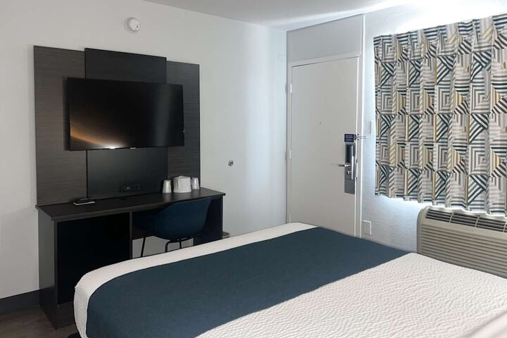 1 Queen Bed (2 of 7)