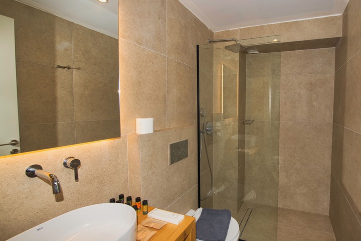 Room 4 of 33
