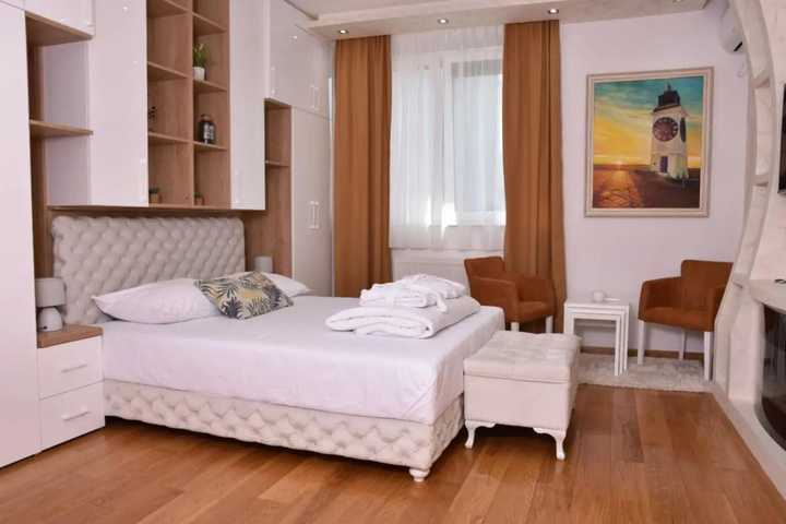 Room 4 of 17