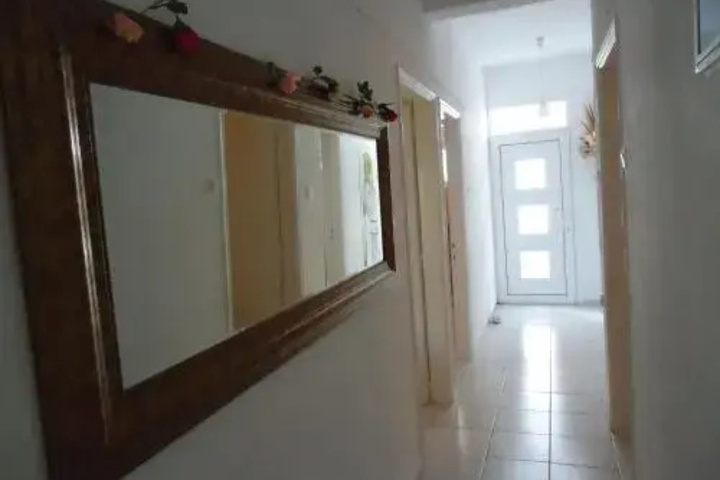 Room 9 of 18