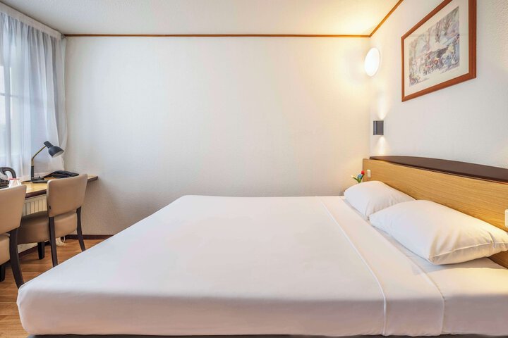 Room 6 of 33