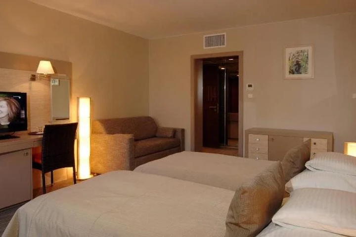 Room 4 of 26