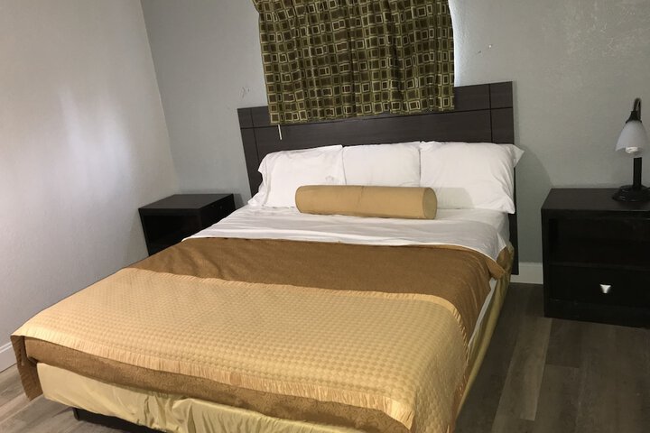 2 Room Suite with Kitchenette | 1 King and 1 Double Bed (4 of 5)