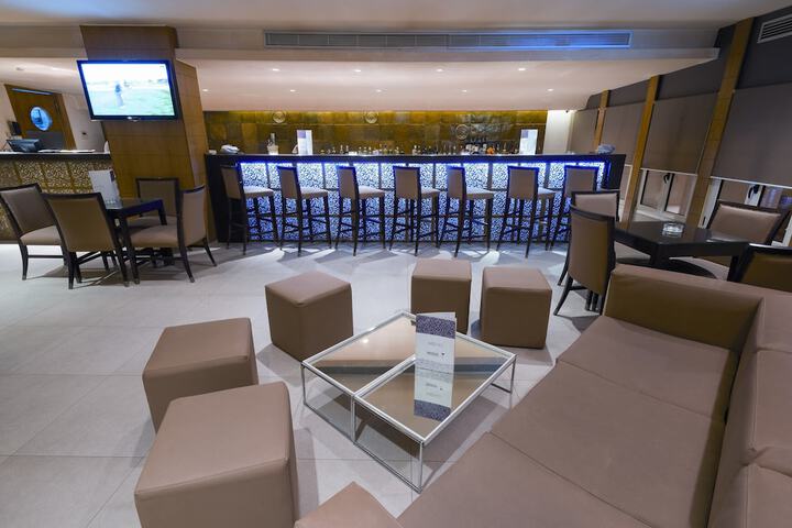 Lounge 44 of 58
