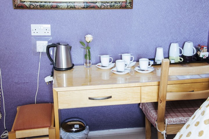 Room 8 of 90