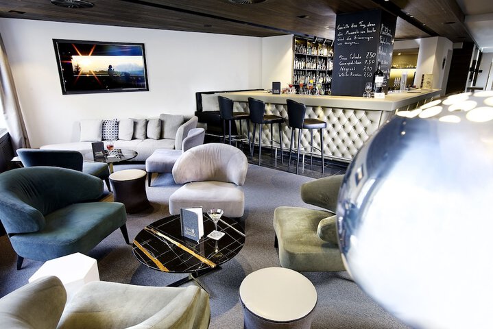 Lounge 82 of 92